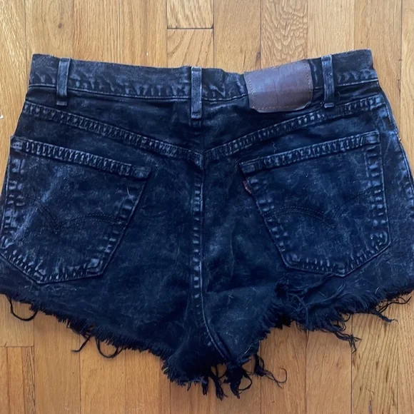 Distressed black Levi’s shorts - Picture 3 of 5